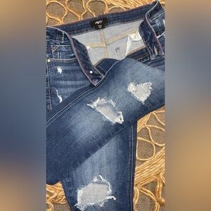 Women’s Skinny Jeans in Distressed Blue